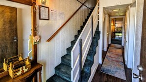 Eine Treppe mit einer Holzhandläufe und einem Teppichbelag.