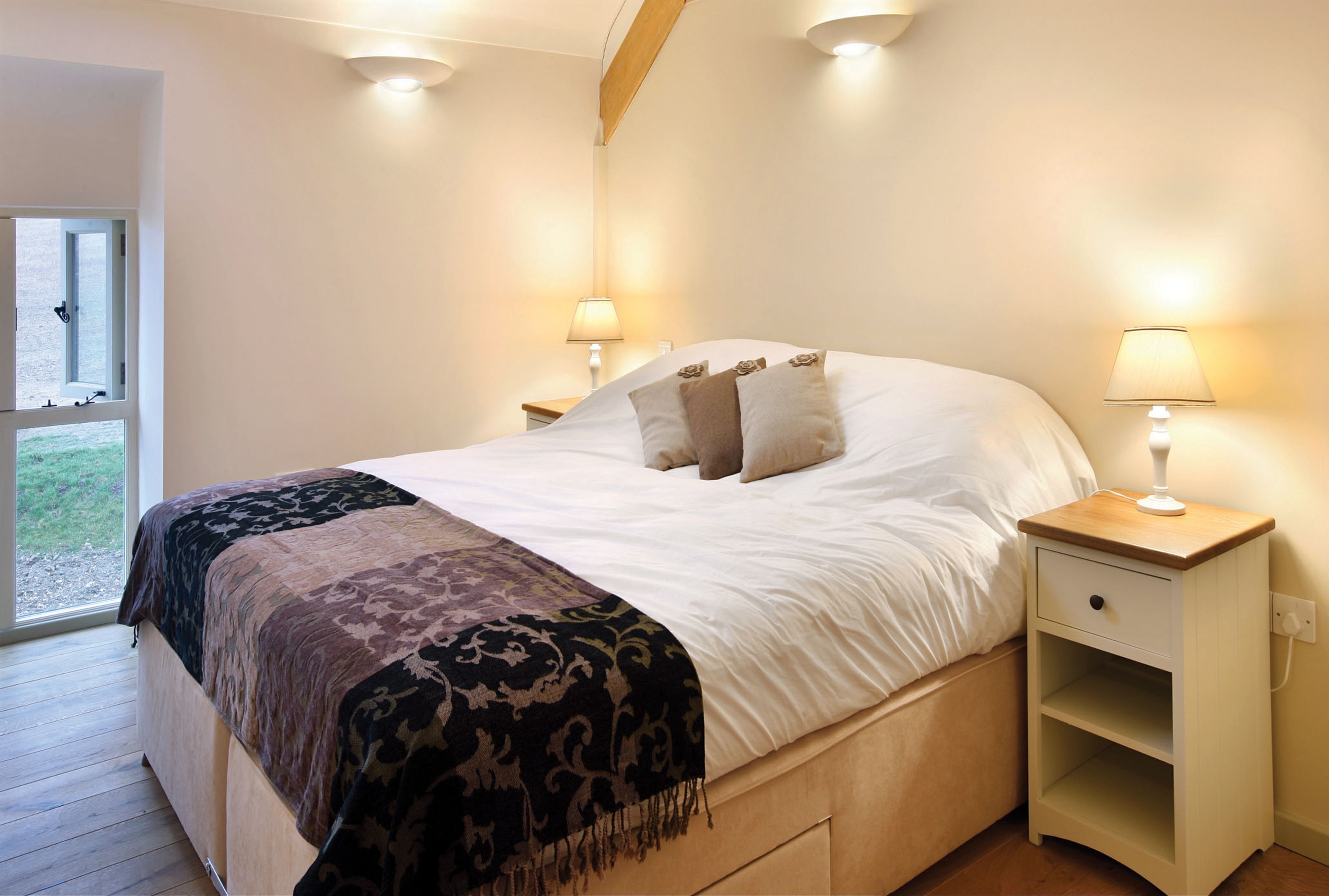 3 bedrooms, iron/ironing board, travel crib, internet