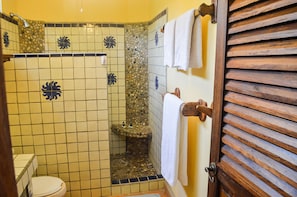 Douche, serviettes fournies, savon, papier toilette