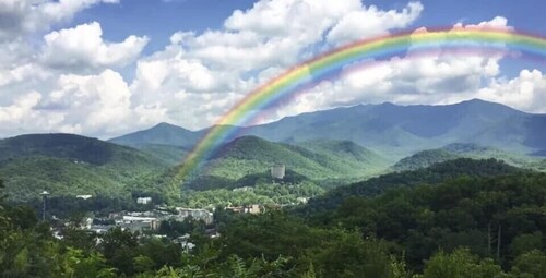 Vacation in the beautiful Smokies - 5 star resort + Water Park