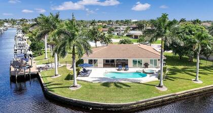 Waterfront Luxury Villa * South Facing * Pool * Jacuzzi * WiFi * Tiki Hut*