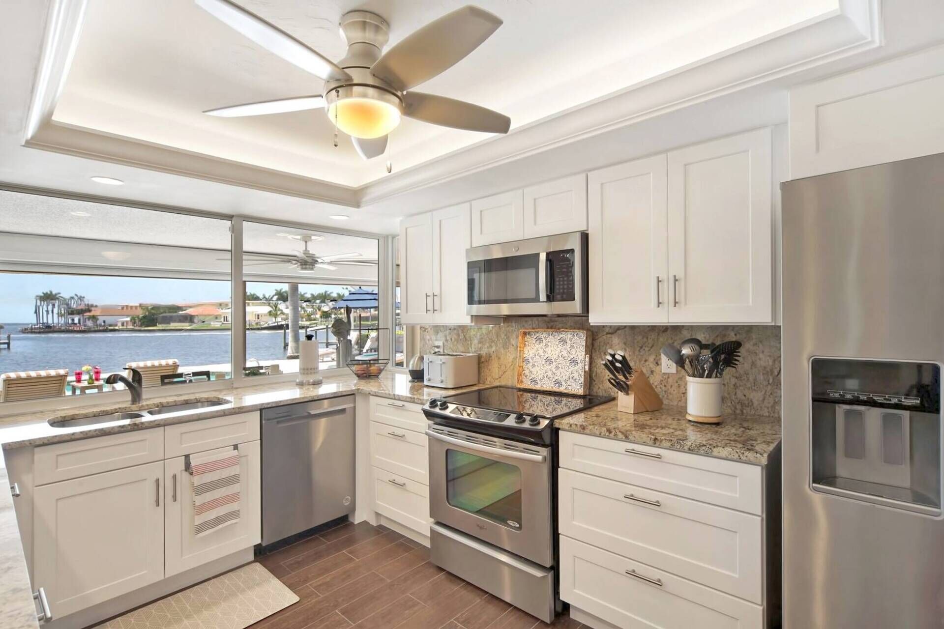 雪櫃、微波爐、焗爐、爐具