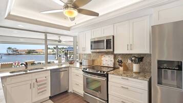 雪櫃、微波爐、焗爐、爐具