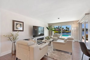 Smart TV, books, stereo