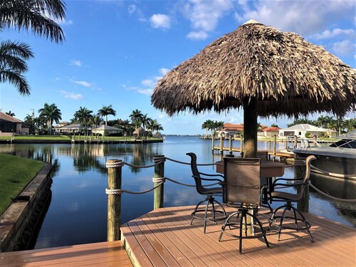 Villa Romantic * Waterfront * Südlage * Pool * Jacuzzi * WiFi * Tiki-Hut *