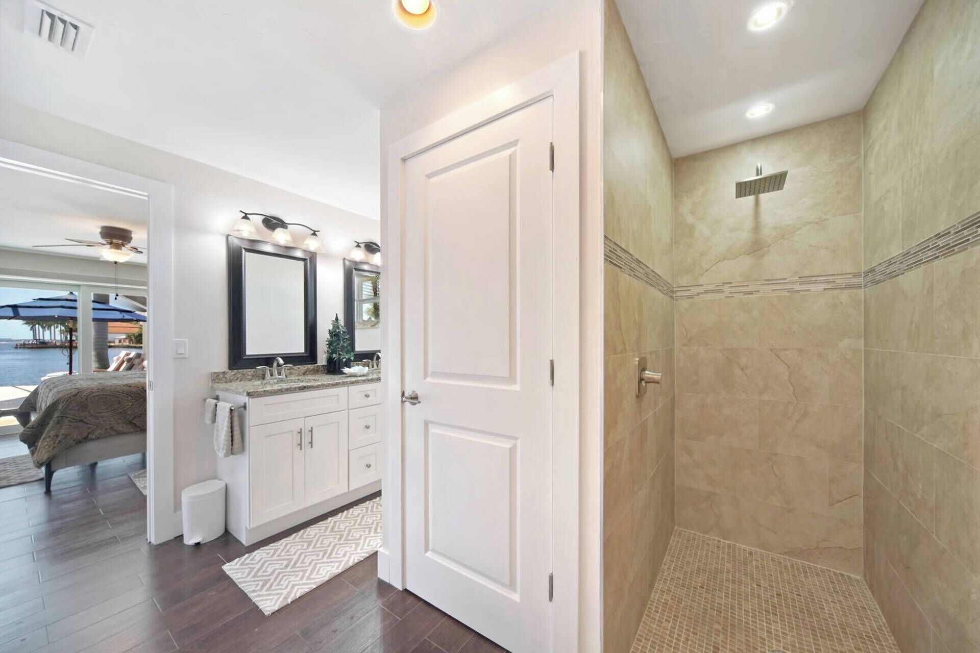 Ein Badezimmer mit Dusche, Waschbecken und Spiegel.
