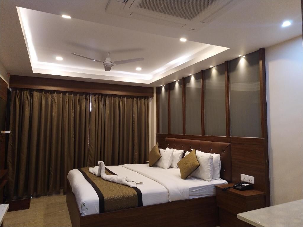 Egyptian cotton sheets, premium bedding, pillow-top beds, in-room safe