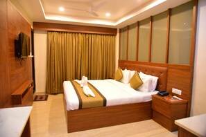 Egyptian cotton sheets, premium bedding, pillow-top beds, in-room safe - Hotel White Boutique (Puducherry)