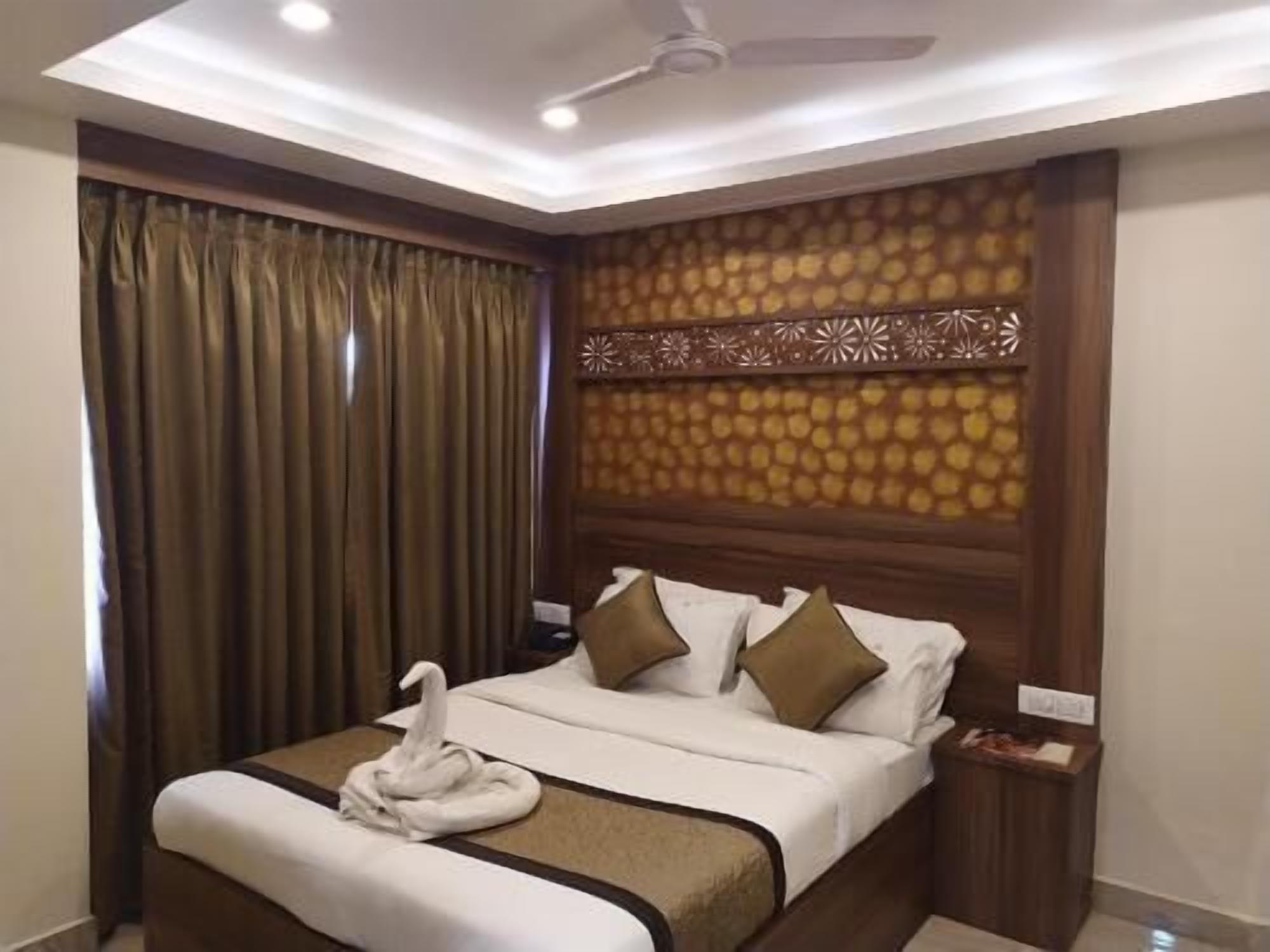 Egyptian cotton sheets, premium bedding, pillow-top beds, in-room safe