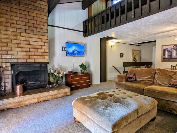 Fernseher, Kamin, DVD-Player