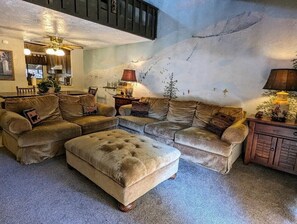 TV, fireplace, DVD player - Prime Snow Summit Location, Ski-Ready Townhouse (BIG BEAR LAKE)