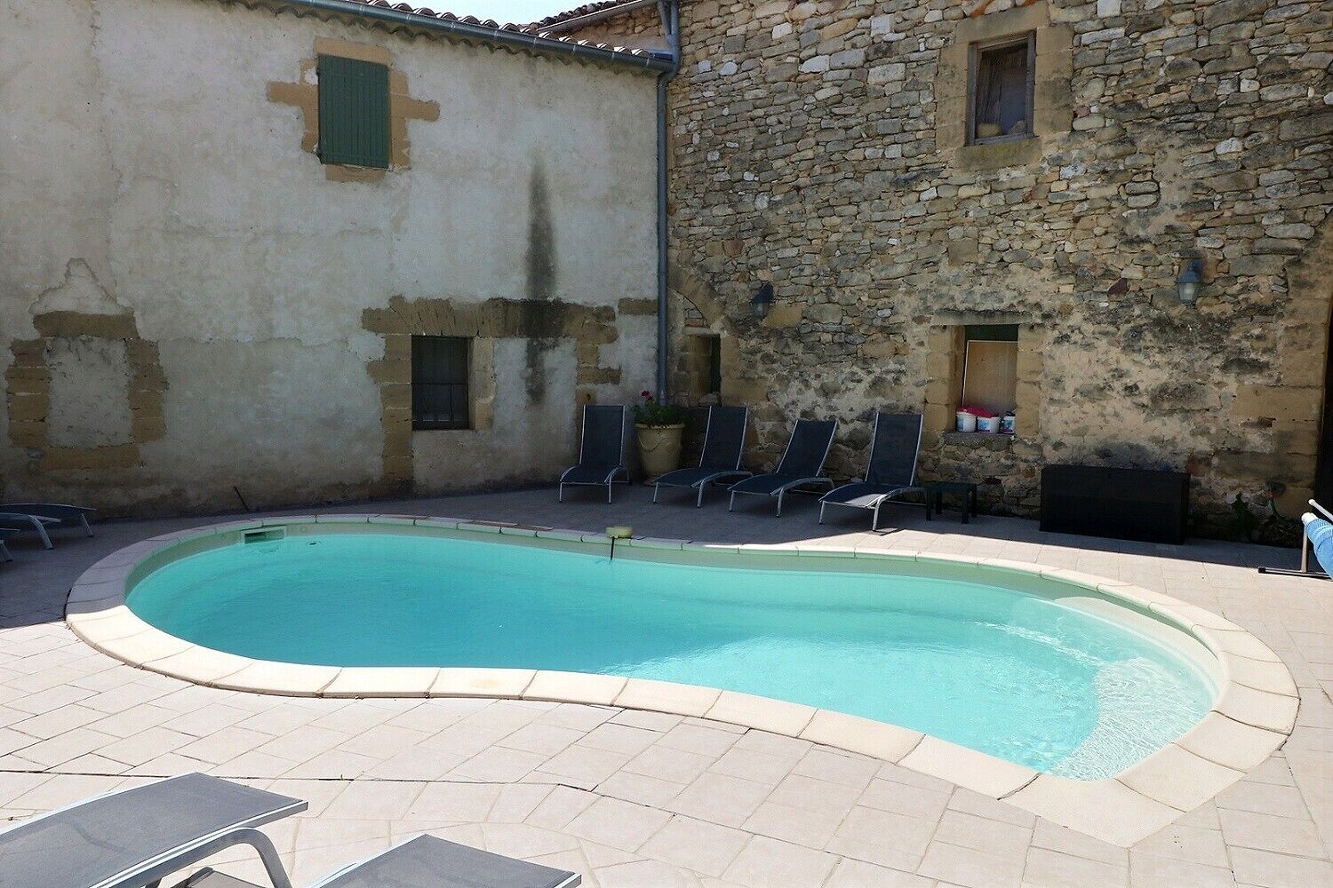 Een buitenzwembad en een verwarmd zwembad