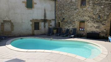 Een buitenzwembad en een verwarmd zwembad