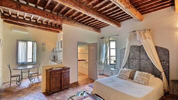 1 bedroom, iron/ironing board, travel cot, free WiFi