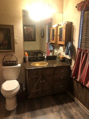 Chuveiro, secador de cabelo, toalhas de banho, sabonete