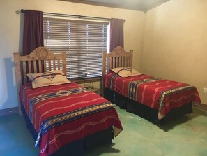 5 quartos, ferros/tábuas de passar roupa, Wi-Fi, roupa de cama