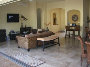 Een smart-tv, een dvd-speler en een stereo