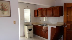 Kühlschrank, Ofen, Herdplatte, Wasserkocher mit Kaffee-/Teezubehör