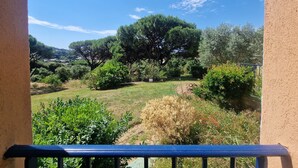 A balcony with a view of a grassy area, trees, and a clear blue sky. - Apartment les Pins Bleus A8 Sainte Maxime near the sea with swimming pool and terrace  (Sainte-Maxime)