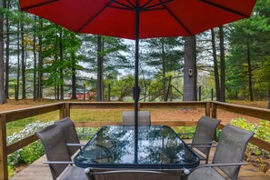 Outdoor dining - Tucked Away in the Hudson Valley - Lake Access & Wooded Retreat - Sleeps 6 (Ancram)