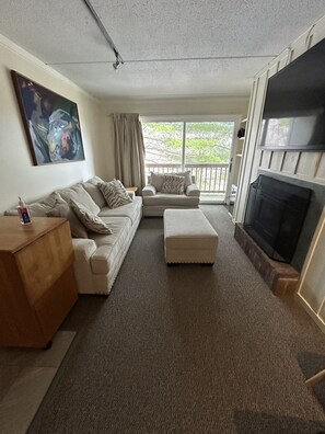 Televisi ón, chimenea y juguetes 