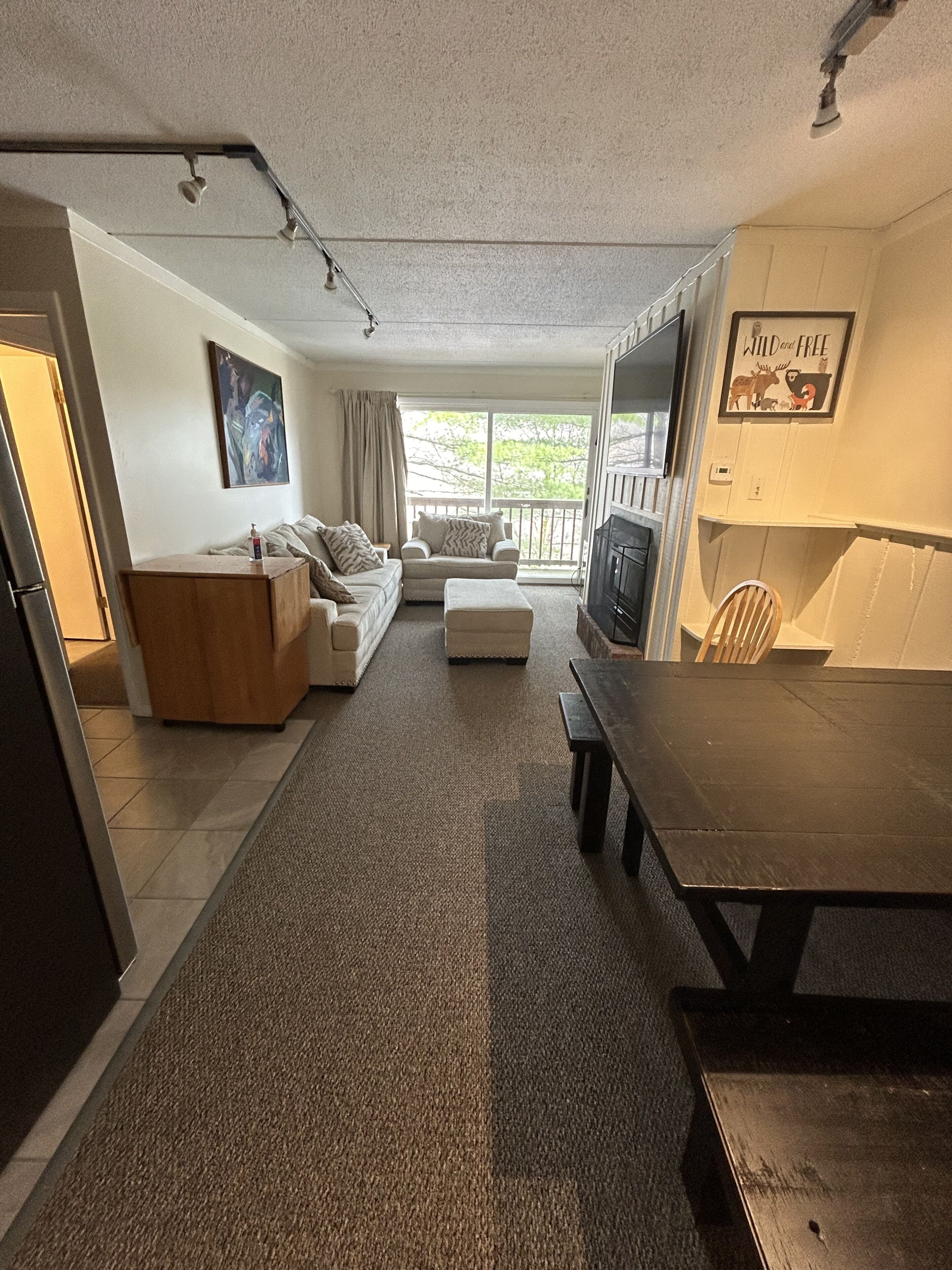 Télévision, cheminée, jouets