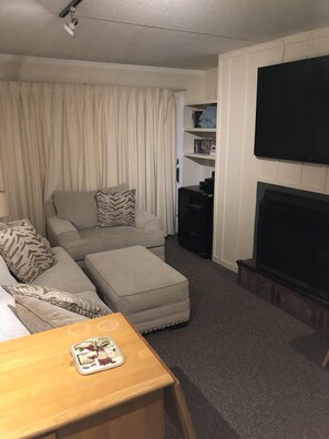 Televisión, chimenea y juguetes 