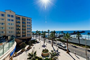 Beach nearby, beach towels - Beautiful Wyndham Oceanside Pier Resort Summer Beach Vacation (Oceanside)