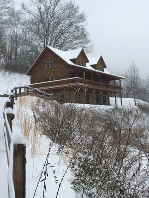 Exterior - Authentic log cabin with astonishing mountain views; close to Blue Ridge Parkway (Waynesville)