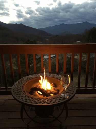 Authentic log cabin with astonishing mountain views; close to Blue Ridge Parkway