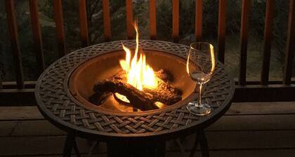 Authentic log cabin with astonishing mountain views; close to Blue Ridge Parkway