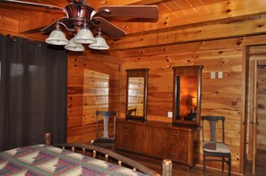 3 bedrooms, desk, iron/ironing board, free WiFi