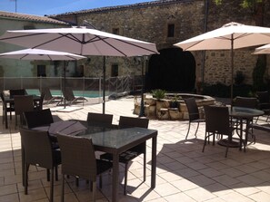 Outdoor dining - Montaren Et Saint Mediers: LODGING the OLIVE-TREES apartment in Farmhouse of the XVIIIème century with independent entry, made safe heated swimming pool and Spa (Montaren-Et-Saint-Médiers)