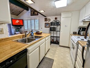 Kühlschrank, Mikrowelle, Wasserkocher mit Kaffee-/Teezubehör