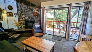 Een open haard en een dvd-speler