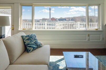 Spacious 1 bedroom apartment in town with a water view!