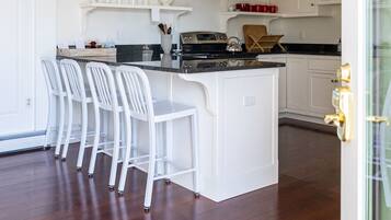 冰箱、微波炉、烤箱、炉灶