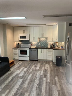 Køleskab, mikrobølgeovn, ovn, kogeplade