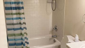 Banyera, assecador de cabells, tovalloles i sabó