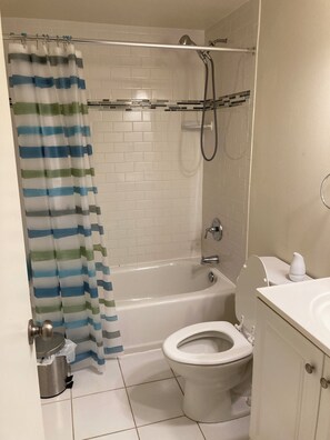 Badekar, hårtørrer, håndklæder, Sæbe