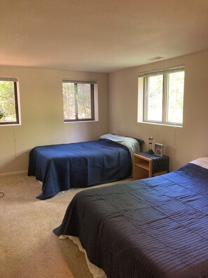 2 habitaciones, escritorio, tabla de planchar con plancha y wifi gratis 