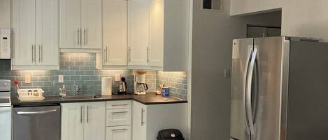 雪櫃、微波爐、焗爐、爐具