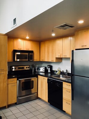 冷蔵庫、電子レンジ、オーブン、コンロ