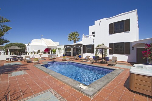 Villa Ani Lee Heated Pool, Wi-Fi, Hot Tub,Pool Table. Uk TV,Golf Course nearby