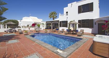 Villa Ani Lee Heated Pool, Wi-Fi, Hot Tub,Pool Table. Uk TV,Golf Course nearby