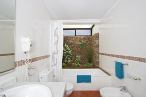 Badewanne, Haartrockner, Bidet, HandtĂŒcher