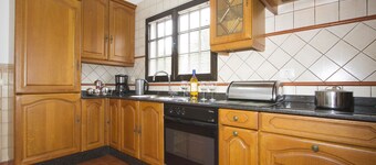 Villa Ani Lee Piscina riscaldata, Wi-Fi, vasca idromassaggio, Bigliardo. UK TV, campo da golf