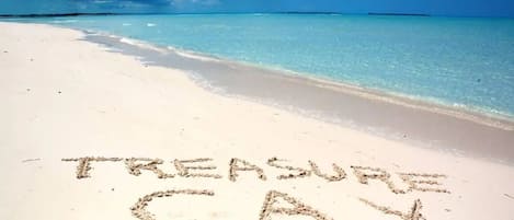 In Strandnähe, Sonnenschirme, Strandtücher