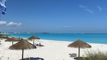 In Strandnähe, Sonnenschirme, Strandtücher