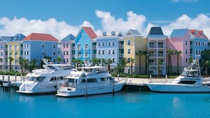 Un puerto deportivo con edificios coloridos y yates amarrados.